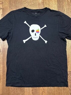 Apple Pirate Skull Bones Official Merchandise Piracy Funny T Shirt Mens Large
